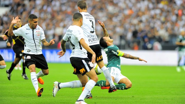 Dudu sofrendo falta Corinthians x Palmeiras (créditos: Marcos Ribolli)