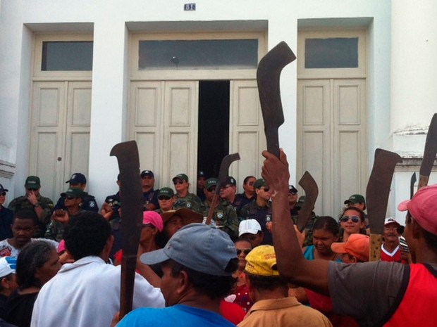 Depois do Incra, manifestantes do #RevoltadoBusão e MST seguiram para o Palácio Felipe Camarão, sede da Prefeitura de Natal (Foto: Igor Jácome/G1)