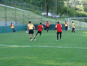 Jogadores do Atlético-MG trabalham no campo de Showbol (Foto: Fernando Martins Y Miguel)
