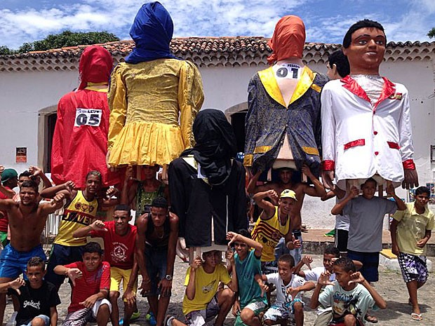 Carregadores de boneco gigante se recusaram a participar de corrida (Foto: Mônica Silveira / TV Globo)