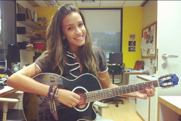 Geórgia começou a fazer aulas de violão há um mês (Foto: Caldeirão do Huck / TV Globo)