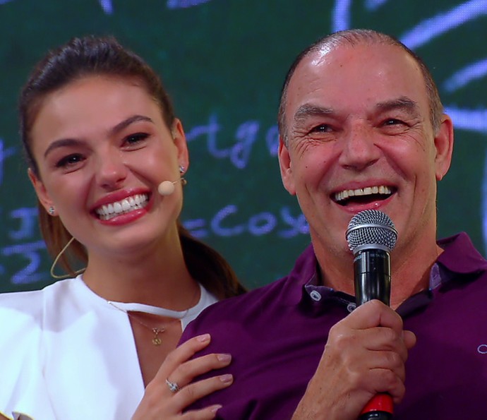 Isis Valverde feliz e emocionada ao lado do pai, Rubens (Foto: TV Globo)