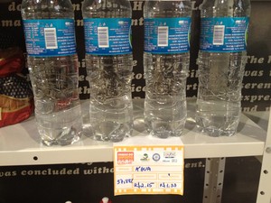 Em uma garrafa de um litro de água mineral são cobrados 37% de tributo (Foto: Cristiane Cardoso/G1)