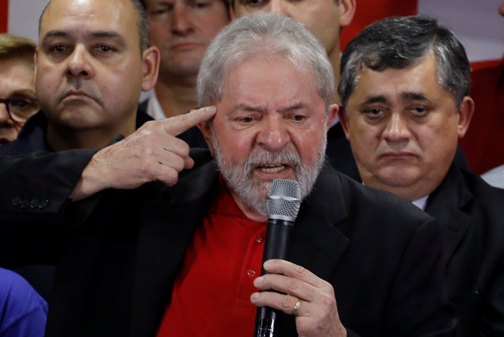 Lula durante discurso na sede do PT em São Paulo, nesta quinta-feira (13), um dia após ser condenado por Moro (Foto: Nacho Doce/Reuters)