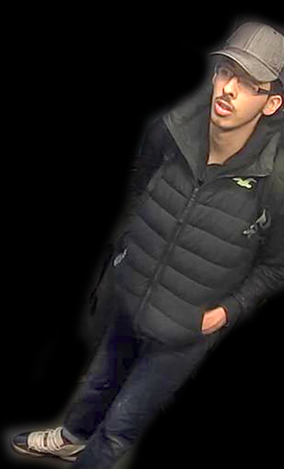Imagem de câmera de segurança mostra Salman Abedi, em um lugar não revelado, na noite do atentado na Arena Manchester (Foto: Polícia de Manchester via AP)