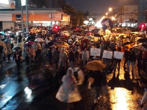 Onda de protestos nacionais chega às ruas de Itajaí, em Santa Catarina (Foto: Luiz Souza/RBS TV)