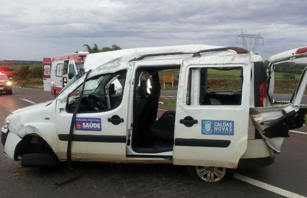 Motorista disse que perdeu o controle do veículo após ser atingido por caminhão, em Caldas Novas, Goiás (Foto: Divulgação/PRF)