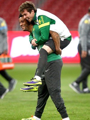 Bernard e Marcelo treino seleção na China (Foto: Mowa Press)