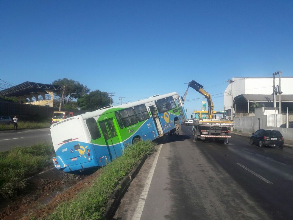 Ônibus do Transcol tomba e cai em valão, em Vila Velha (Foto: Gabriela Ribeti/ TV Gazeta)