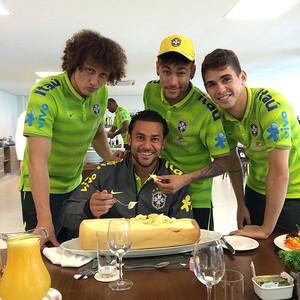 Fred eating cheese with david luiz, neymar and oscar (Photo: Playback / Instagram)