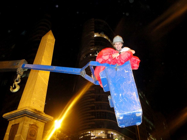Bancário foi o escolhido para vestir fantasia no pirulito da Praça Sete (Foto: Sara Antunes / G1)