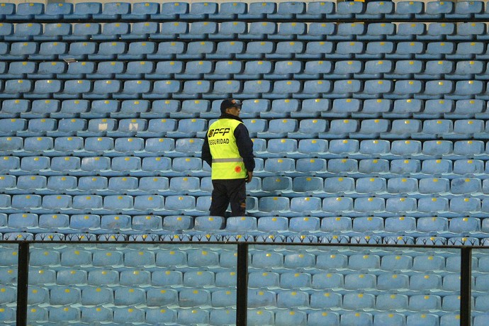 Policial Bombonera vazia Boca Juniors (Foto: EFE/Juan Ignacio Roncoroni) Policial Bombonera vazia Boca Juniors (Foto: EFE/Juan Ignacio Roncoroni)