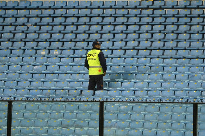 Policial Bombonera vazia Boca Juniors (Foto: EFE/Juan Ignacio Roncoroni)