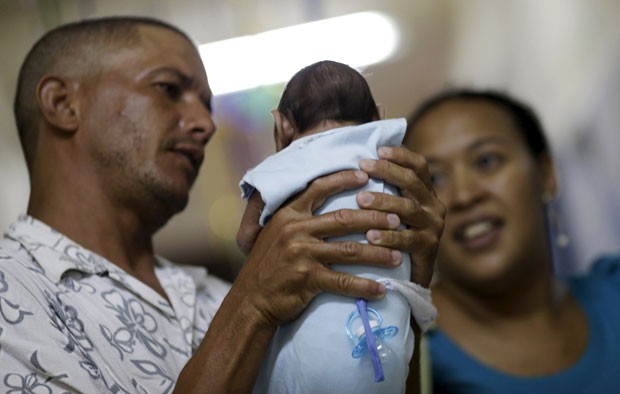 Geovane Silva segura seu filho Gustavo Henrique, que foi diagnosticado com microcefalia, no hospital Oswaldo Cruz, no Recife (Foto: Ueslei Marcelino/Reuters)