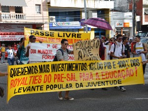 Jovens protestaram por mais inevstimentos na educação (Foto: Walter Paparazzo/G1)