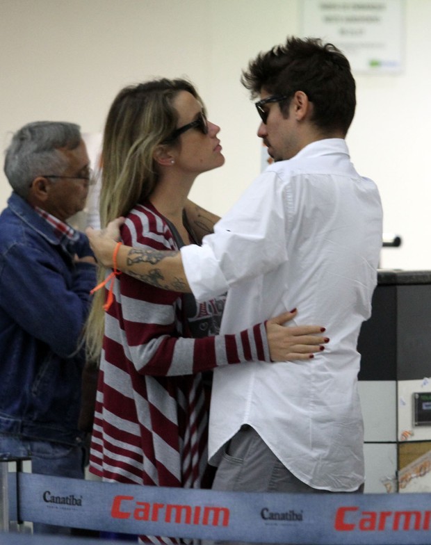 Juliana Didone e o namorado em congonhas (Foto: Guilherme Henrique/Photo Rio News)