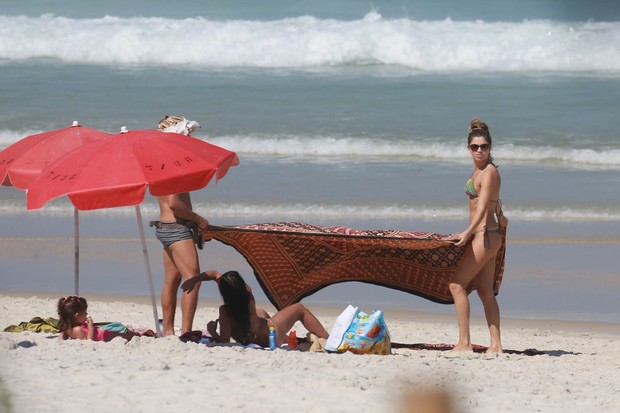 Grazi Massafera na praia com a filha Sofia (Foto: Dilson Silva/ AG. News) Grazi Massafera na praia com a filha Sofia (Foto: Dilson Silva/ AG. News)