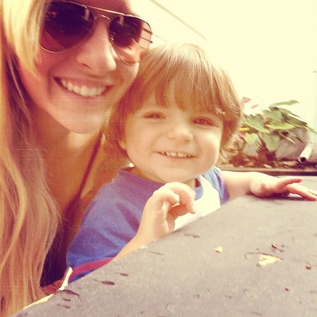 Clara e filho Max (Foto: Instagram / Reprodução)