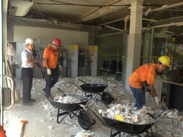 Parte da agência, onde ficam os caixas eletrônicos, ficou destruída (Foto: Flaviane Azambuja)