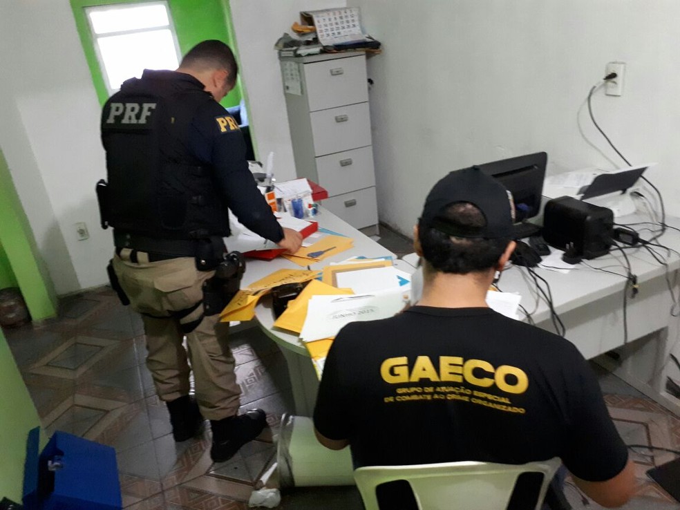 Material apreendido nas prefeituras durante operação (Foto: Divulgação/PRF)
