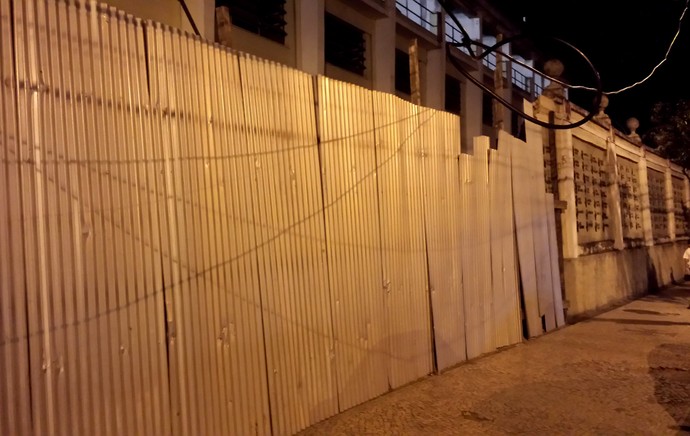 Muro de São Januário ainda sem reparo (Foto: Alexandre Alliatti)