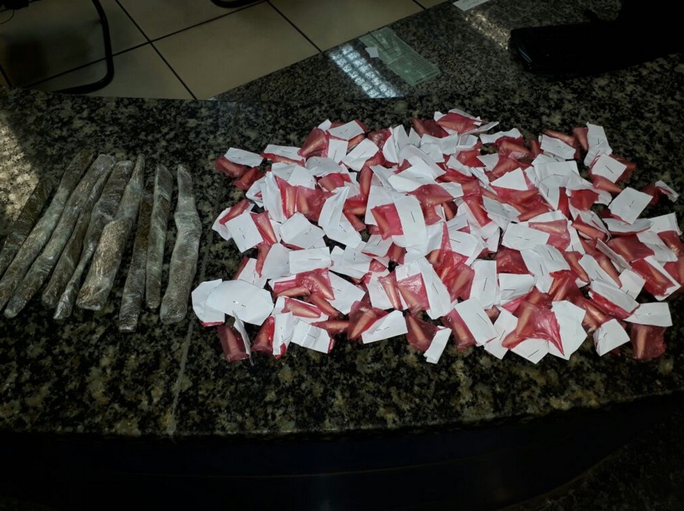 Drogas foram encontradas com o suspeito no Morro dos Milagres, em São Pedro da Aldeia, no RJ (Foto: Divulgação/Polícia Militar)