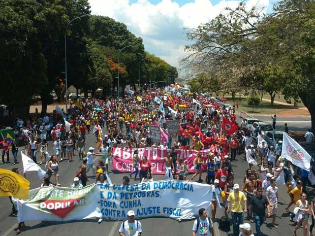 Estudantes e representantes de movimentos sociais em protesto contra Cunha no centro de Brasília (Foto: Carolina Cruz/G1) Estudantes e representantes de movimentos sociais em protesto contra Cunha no centro de Brasília (Foto: Carolina Cruz/G1)