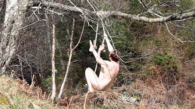 Inicialmente, a artista precisaria apenas de pouco mais de um minuto de imagens pendurada na árvore. (Foto: BBC) Inicialmente, a artista precisaria apenas de pouco mais de um minuto de imagens pendurada na árvore. (Foto: BBC)