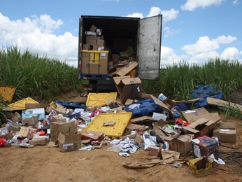 Caminhão foi saqueado e teve a mercadoria espalhada em terreno no município de Escada, Mata Sul de Pernambuco  (Foto: Divulgação/Polícia Federal)