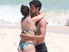 Felipe Simas dá mordidinha na orelha de Mariana Uhlman em praia do Rio