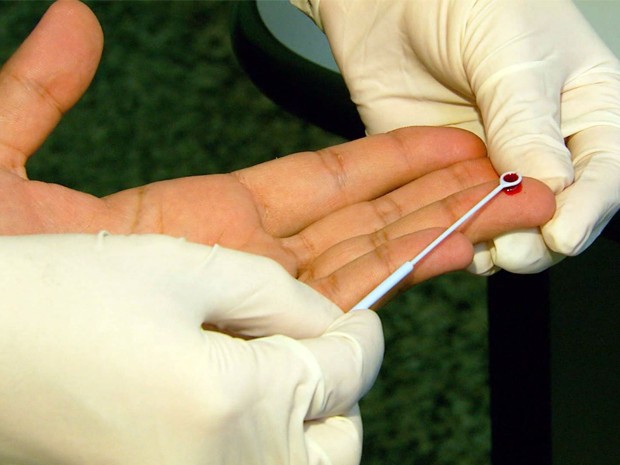 Campanha incentiva a fazer exame de sangue para detecção do vírus HIV. (Foto: Reprodução EPTV / Devanir Gino)