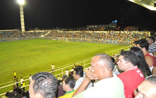 Estádio Frei Epifânio d'Abadia, em Imperatriz, com um bom público (Foto: Igor Almeida/G1)