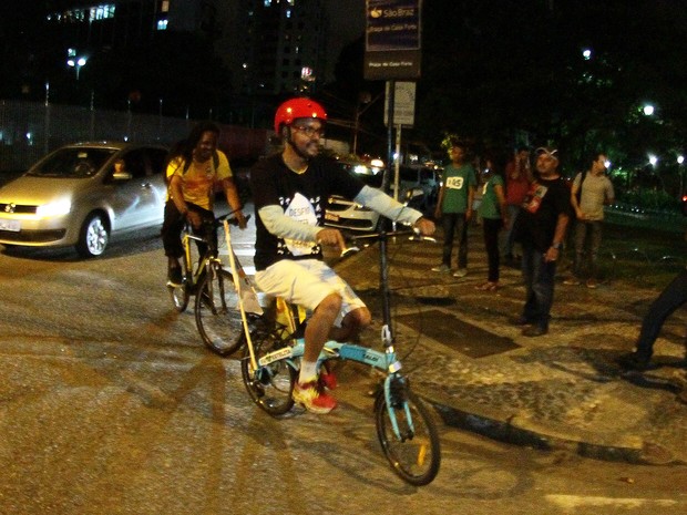 Candidato Edilson Silva (PSOL) percorreu de bicicleta o caminho entre Marco Zero e Casa Forte, no Desafio Intermodal do Recife (Foto: Aldo Carneiro/Pernambuco Press)