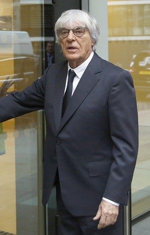 Bernie Ecclestone se enrolou todo com porta giratória na chegada ao tribunal (Foto: Reuters)
