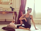 Gisele Bündchen pratica ioga ao lado da filhinha e posta foto para fãs