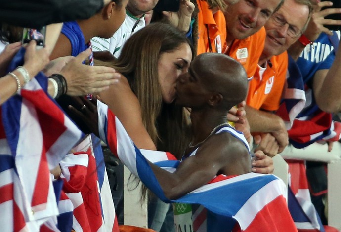 Mo Farha beija a esposa, Tania, após vencer os 10.000m na Rio 2016 (Foto: REUTERS/Alessandro Bianchi)