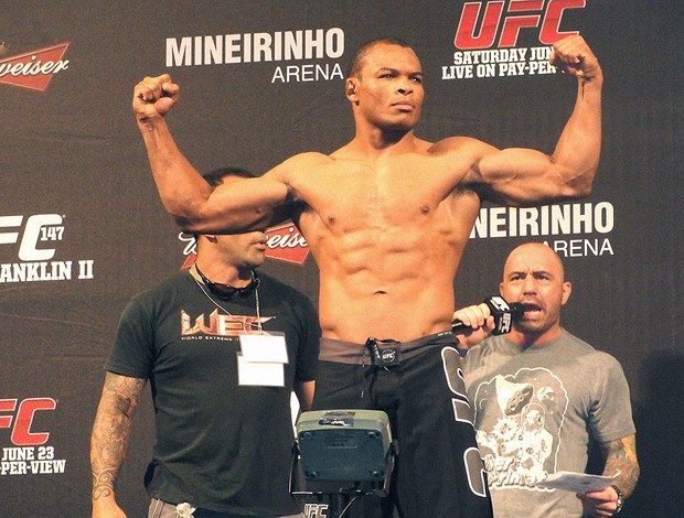 Massaranduba na pesagem do UFC em BH (Foto: Marcelo Russio / SporTV.com)