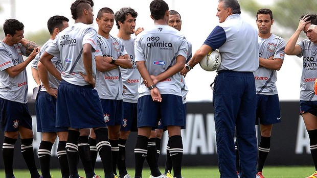 Tite com os jogadores no treino do Corinthians (Foto: Mauro Horita / Ag. Estado)