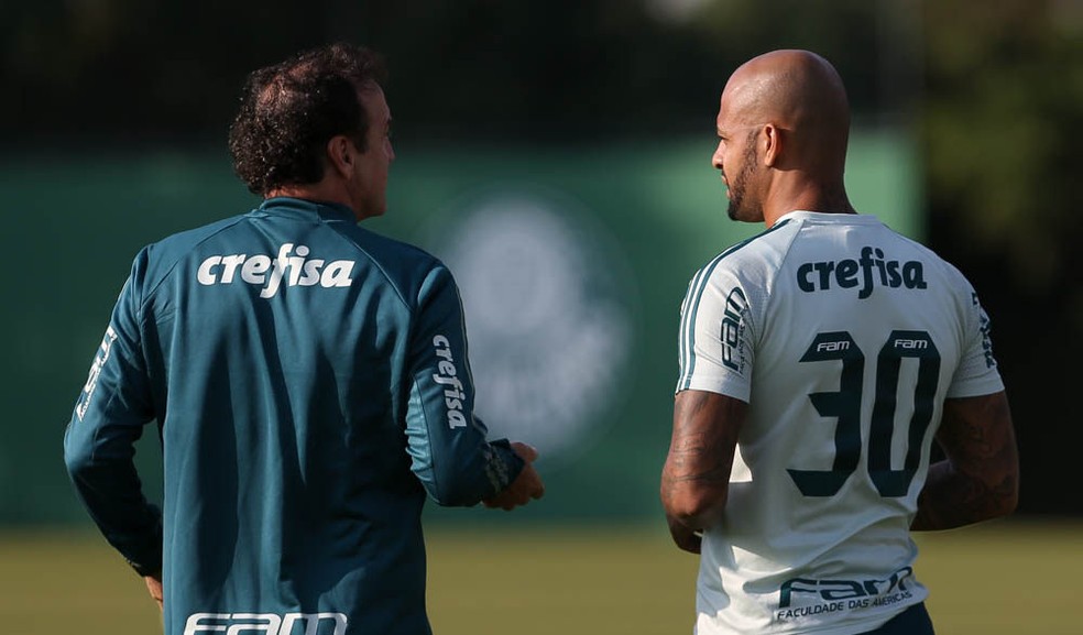 Cuca e Felipe Melo conversam na Academia (Foto: Cesar Greco/Ag Palmeiras/Divulgação)