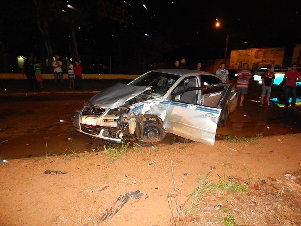 O frente de um dos carros ficou totalmente destruída no acidente.  (Foto: Carlos Mont Serrate – Rota Policial News)