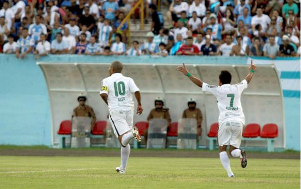 Alex marca o gol do título do Coritiba e comemora com o meia Rafinha (Foto: Divulgação / Site oficial do Coritiba)