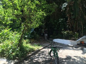 Policiais realizaram buscas em mata próxima a apartamento onde policial foi morto (Foto: Guilherme Lucio / G1)