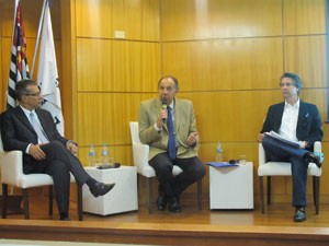 Celso Petrucci, Cláudio Bernardes e Emílio Kallas, durante coletiva do Secovi-SP (Foto: Fabíola Glenia/G1)