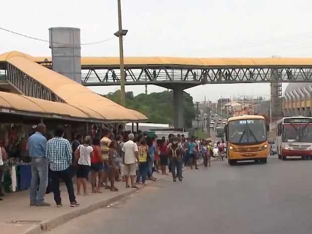 Crime ocorreu em ponto de ônibus da Avenida Paralela, em Salvador (Foto: Reprodução/TV Bahia) Crime ocorreu em ponto de ônibus da Avenida Paralela, em Salvador (Foto: Reprodução/TV Bahia)