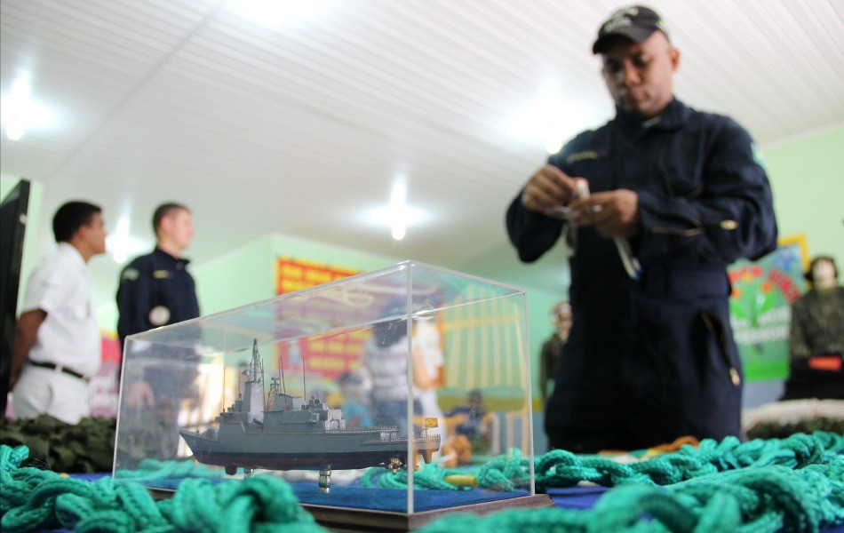 Exposição de materiais da Marinha é um dos destaques (Foto: Katiúscia Monteiro/ Rede Amazônica)