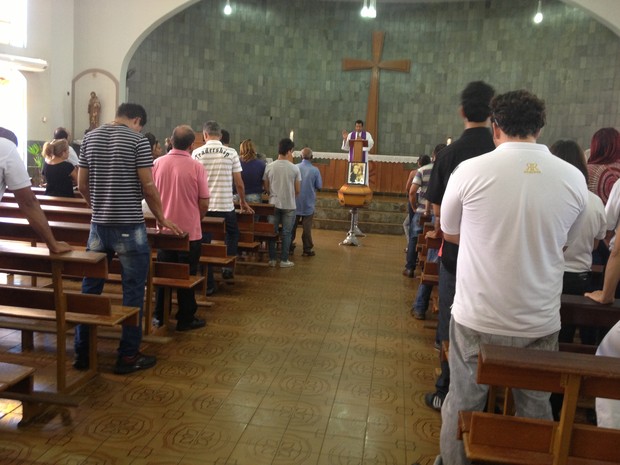 Parentes e amigos de Késia Freitas participaram da missa de corpo presente, em Paraíso do Tocantins (Foto: Jesana de Jesus/G1)