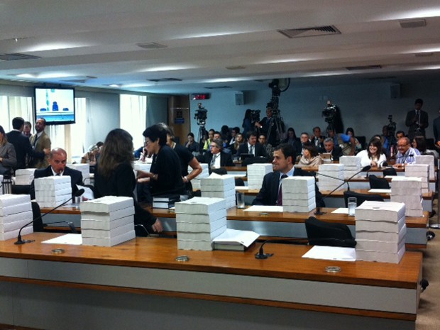 Relatório da CPI com mais de 4 mil páginas na mesa dos parlamentares  (Foto: Nathalia Passarinho/ G1)