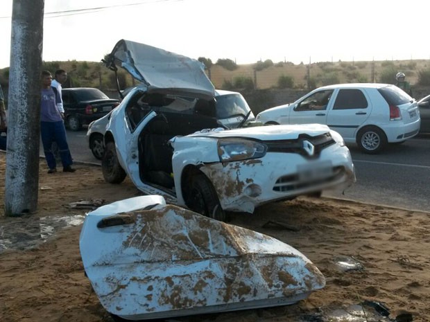 Carro ficou destruído com o impacto da colisão (Foto: Marksuel Figueredo/Inter TV Cabugi)