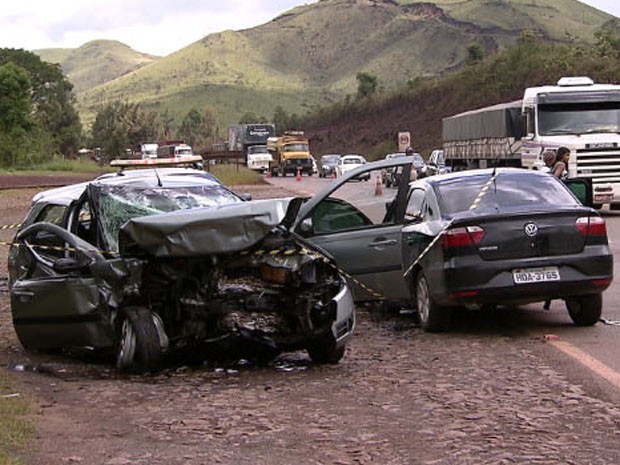 Carros ficam destruídos após acidente com mortes na BR-040, em Minas (Foto: Reprodução/TV Globo)