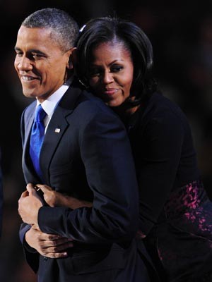 Michelle Obama abraça o marido no palanque (Foto: AFP Photo/Robyn Beck)